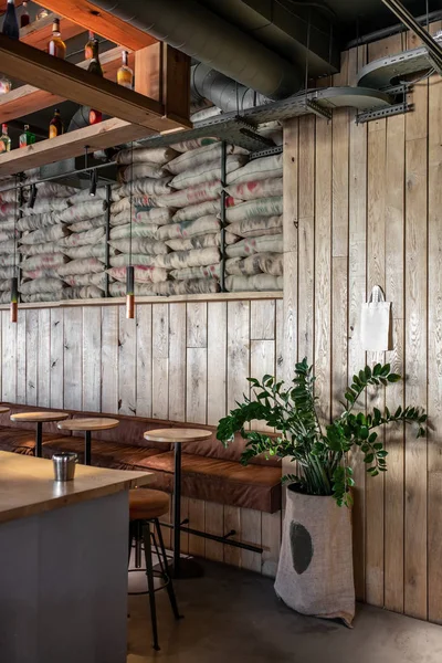 Interiér moderní kavárny v podkrovním stylu — Stock fotografie