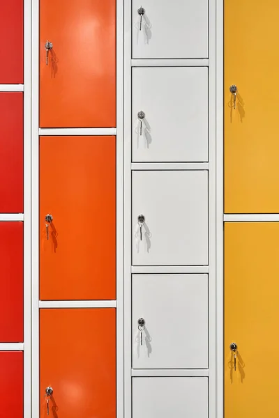 Vista de perto em armários multicoloridos com chaves — Fotografia de Stock