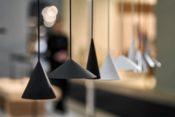 Het ophangen van verschillende vormen en kleuren metalen lampen — Stockfoto