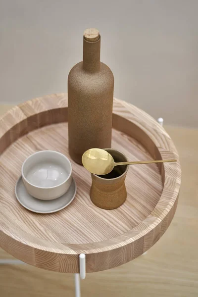 Круглый стол с бутылками и чашками — стоковое фото