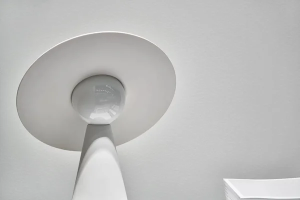 Detailní pohled na světelnou lampu s kulatou žárovkou — Stock fotografie