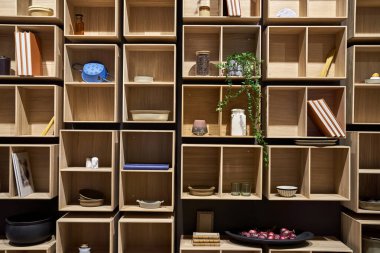 Hafif ahşap rafların nesnelerle inşası