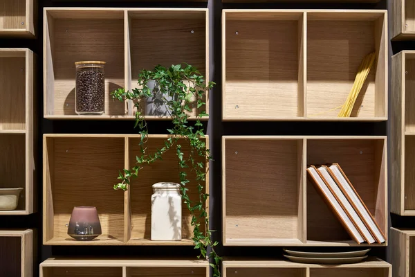 Bouw van lichte houten planken met voorwerpen — Stockfoto