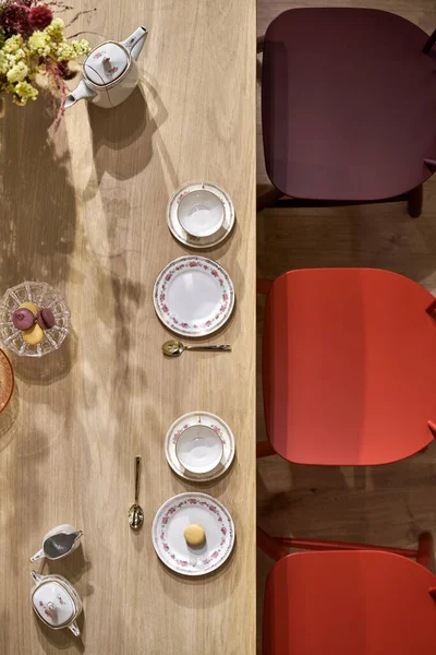 Verlichte interieur met serveertafel met kleurrijke stoelen — Stockfoto