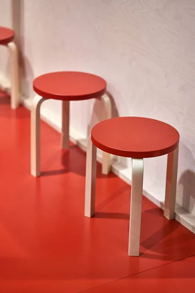 Stołki z kolorowymi siedziskami i lekkimi nogami — Zdjęcie stockowe