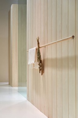 Aydınlık, ahşap duvarları olan modern banyo.
