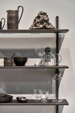 İçi karanlık raflarla aydınlık tabaklarla dolu