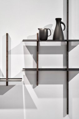 Işık duvarı ve karanlık rafları olan aydınlık bir oda.