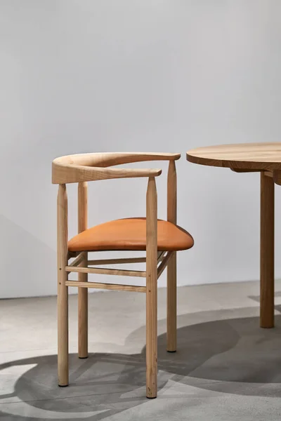 Світла світла кімната з дерев'яним стільцем і столом — стокове фото