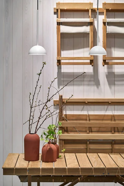 Luminous room with wood furniture and plants — Stock Photo, Image