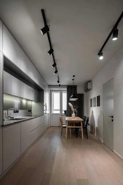 밝은색 벽 이 있는 현대식 주방의 내부 — 스톡 사진
