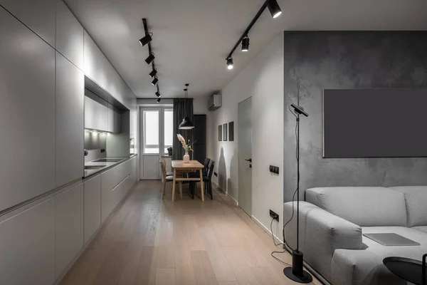 Interior do apartamento moderno iluminado com zona de cozinha — Fotografia de Stock