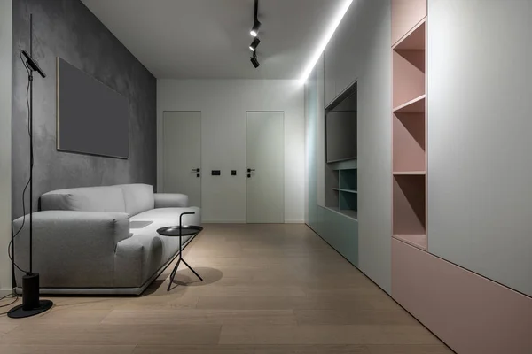 Интерьер современной светящейся квартиры с различными стенами — стоковое фото