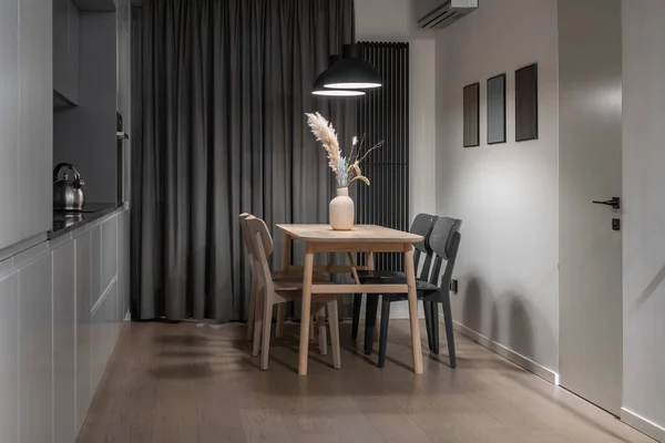 Interior de la cocina moderna iluminada con paredes blancas — Foto de Stock