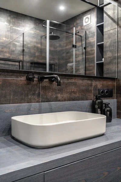 Interior of luminous modern bathroom with bronze walls — Stock Photo, Image