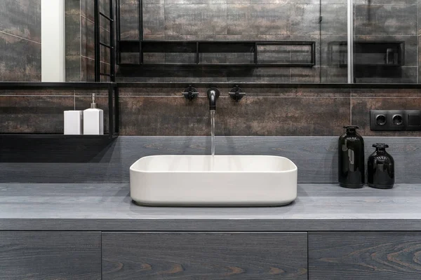 Інтер'єр світлої сучасної ванної кімнати з бронзовими стінами — стокове фото