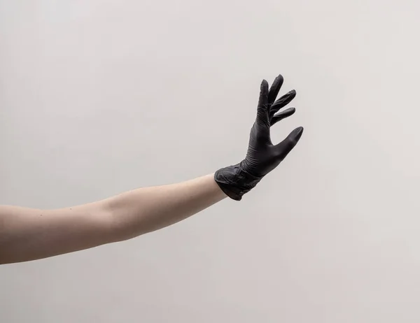 검은 장갑을 끼고 있는 마취 여성의 손. — 스톡 사진