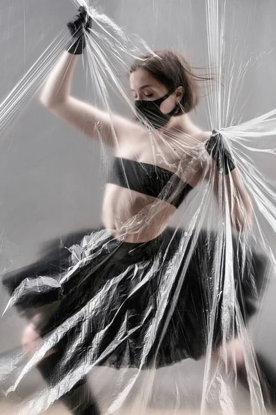 Självisolering COVID-19 av ballerina i studion. — Stockfoto
