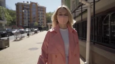 COVID-19 salgını sırasında dışarıda köpekle dolaşan bir kız.