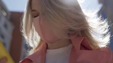 COVID-19 salgını sırasında dışarıda yalnız mesajlaşan kız.