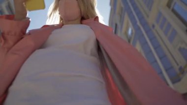 COVID-19 salgını sırasında dışarıda yalnız mesajlaşan kız.