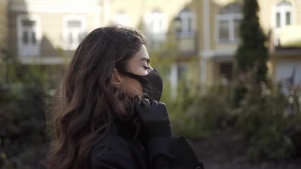 Flicka går ensam utomhus under en pandemi av COVID-19 — Stockvideo