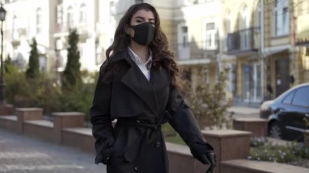 Девушка гуляет одна на улице во время пандемии COVID-19 — стоковое видео