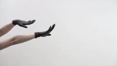 Elleri lateks eldivenli dans hareketlerinin yaratıcılığı