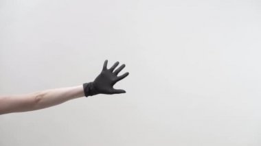 Elle lateks eldivenle dans hareketlerinin yaratıcılığı