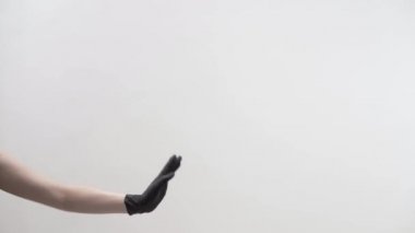 Elle lateks eldivenle dans hareketlerinin yaratıcılığı