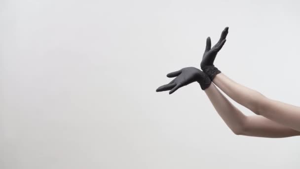 Творческое исполнение танцевальных движений руками в латексных перчатках — стоковое видео