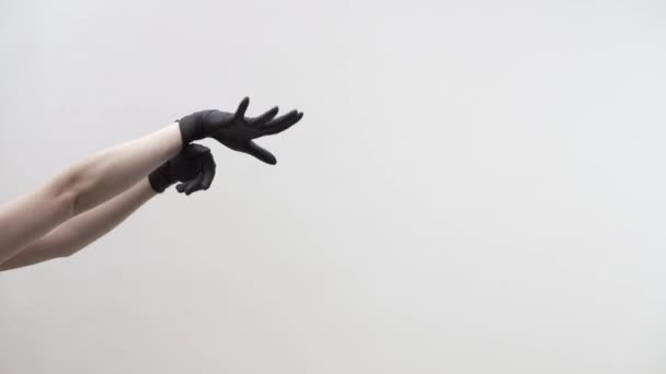Kreativitet utför dans flyttar med händerna i latexhandskar — Stockvideo