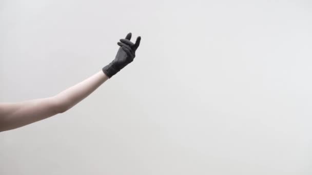 Творчество в исполнении танцевальных движений в латексной перчатке — стоковое видео