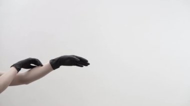 Elleri lateks eldivenli dans hareketlerinin yaratıcılığı