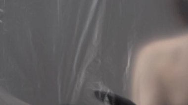 Plastik filmde balerin tarafından yapılan dans gösterisi