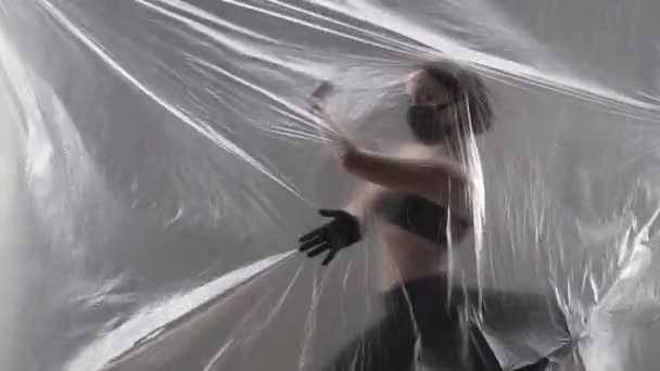 Taniec w wykonaniu baleriny wewnątrz folii z tworzywa sztucznego — Wideo stockowe