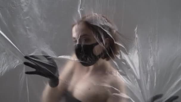 Danza eseguita da ballerina all'interno di film plastico — Video Stock