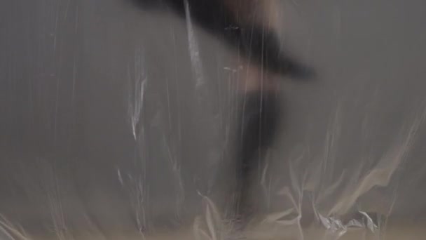 Baile realizado por la bailarina dentro de la película de plástico — Vídeos de Stock