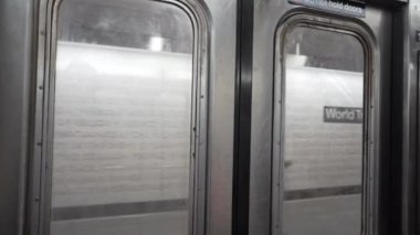 New York metro istasyonundaki yolcular