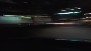 Gece caddesinin hareket bulanık ışık efektli video kaydı
