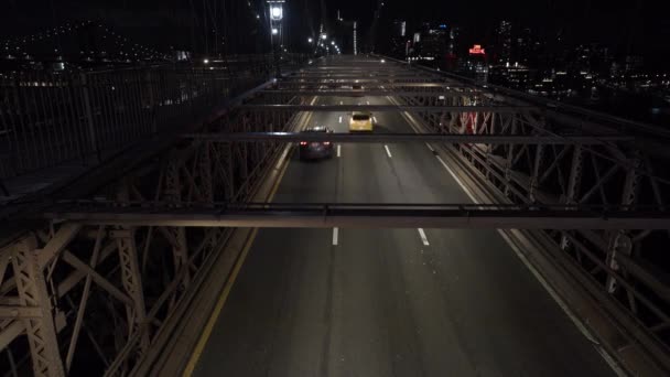 Nachtelijk stadsgezicht van lichtgevende brug in New York — Stockvideo