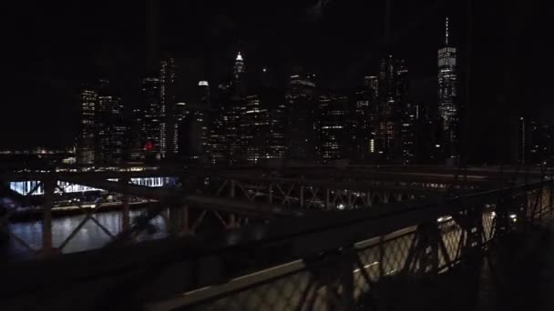 Paisaje nocturno de puente luminoso en Nueva York — Vídeo de stock