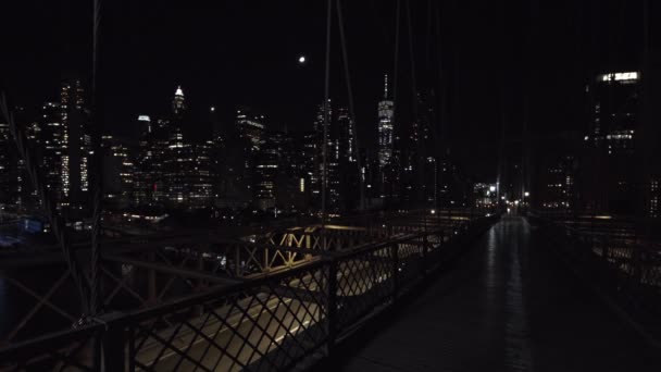 Paesaggio urbano notturno di ponte luminoso a New York — Video Stock