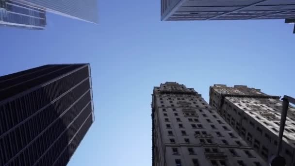 Edificios de gran altura en la calle de Nueva York — Vídeo de stock