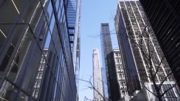 Výškové budovy na ulici New York City — Stock video