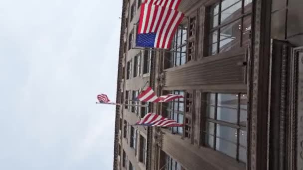 Розмахуючи прапорами на високому будинку в Нью-Йорку — стокове відео