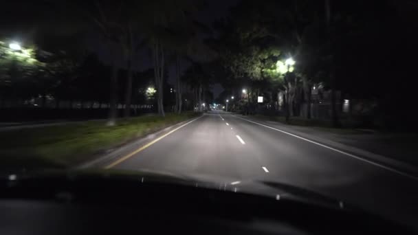 Visa på upplyst nattstadsgata i Miami — Stockvideo