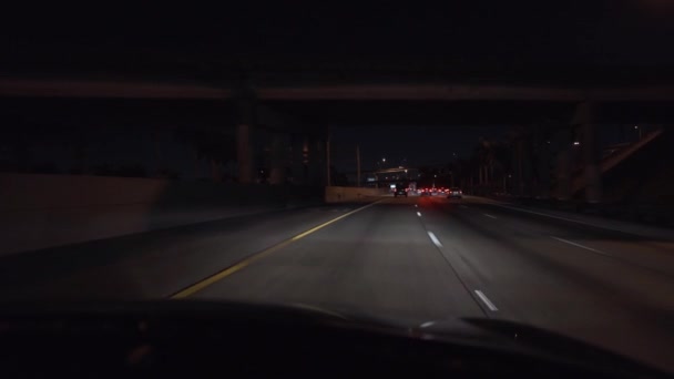 Vista en la entrada de noche iluminada en Miami — Vídeos de Stock