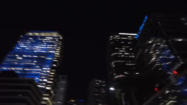 Вид на освещенную ночную улицу города в Майами — стоковое видео