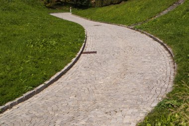 Güzel ağaçları ile kaplı egzersiz için yaya yürüme yolu